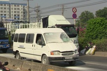 Dập tắt kịp thời vụ cháy xe ô tô trên quốc lộ