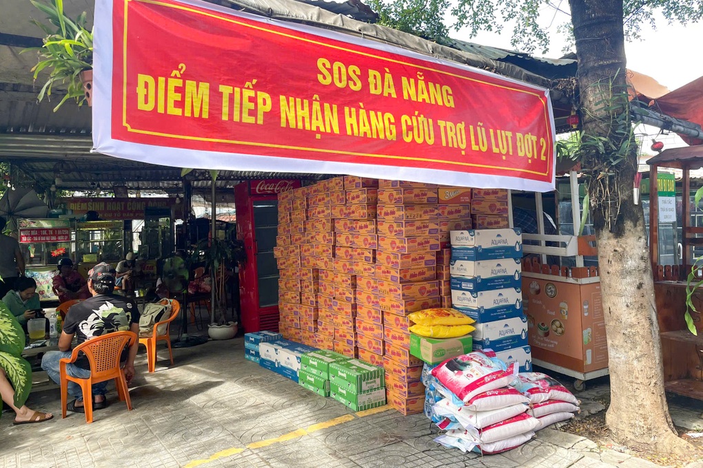 Người dân Đà Nẵng gom từng chai nước lọc, gói mì gửi bà con vùng lũ - 1 Người dân Đà Nẵng gom từng chai nước lọc, gói mì gửi bà con vùng lũ - 1