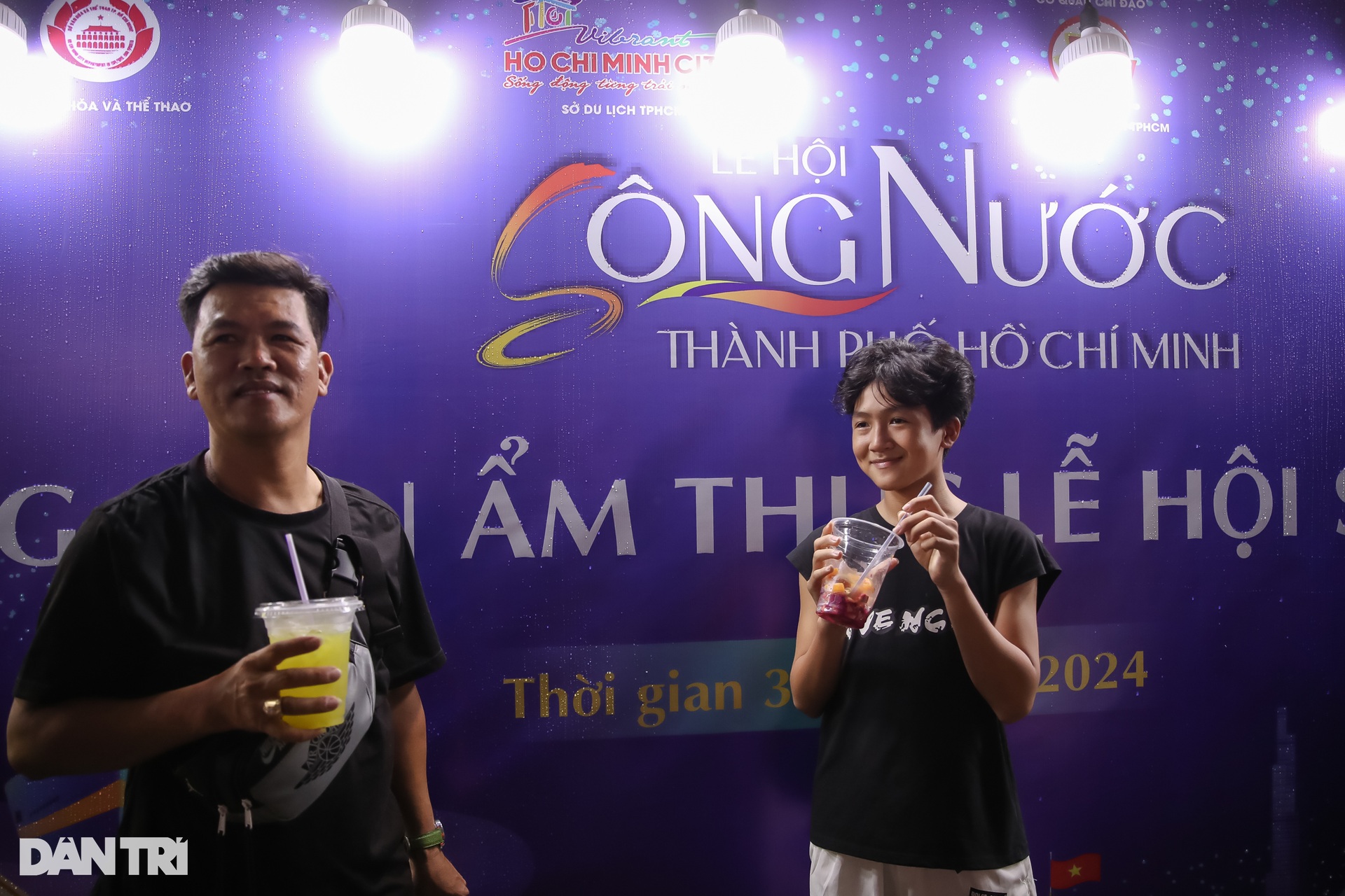 Người dân TPHCM chen chật kín tại không gian ẩm thực Lễ hội Sông nước - 4 Người dân TPHCM chen chật kín tại không gian ẩm thực Lễ hội Sông nước - 4