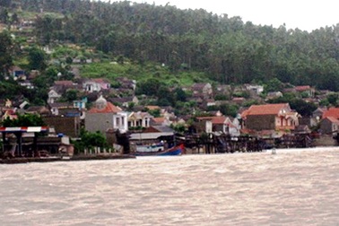 Bồn chồn ngóng tin bão nơi quê nhà