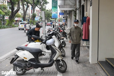 1 tháng ra quân "giữ" vỉa hè Hà Nội: Bị tái chiếm hàng ngày, nhiều bất cập
