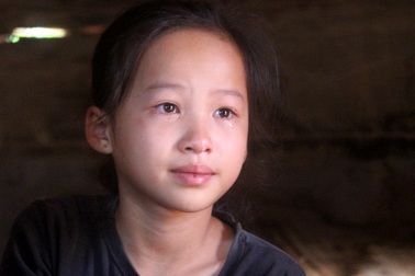 Bé gái khóc đỏ mắt, tha thiết cầu xin giúp đỡ ông bà nằm liệt giường