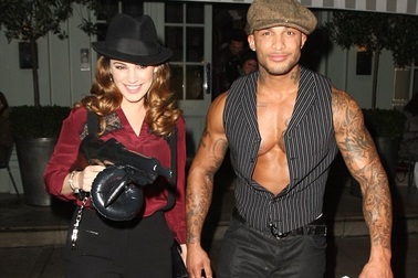 Siễu mẫu Kelly Brook mang theo “súng” và bạn trai mới dự tiệc sinh nhật