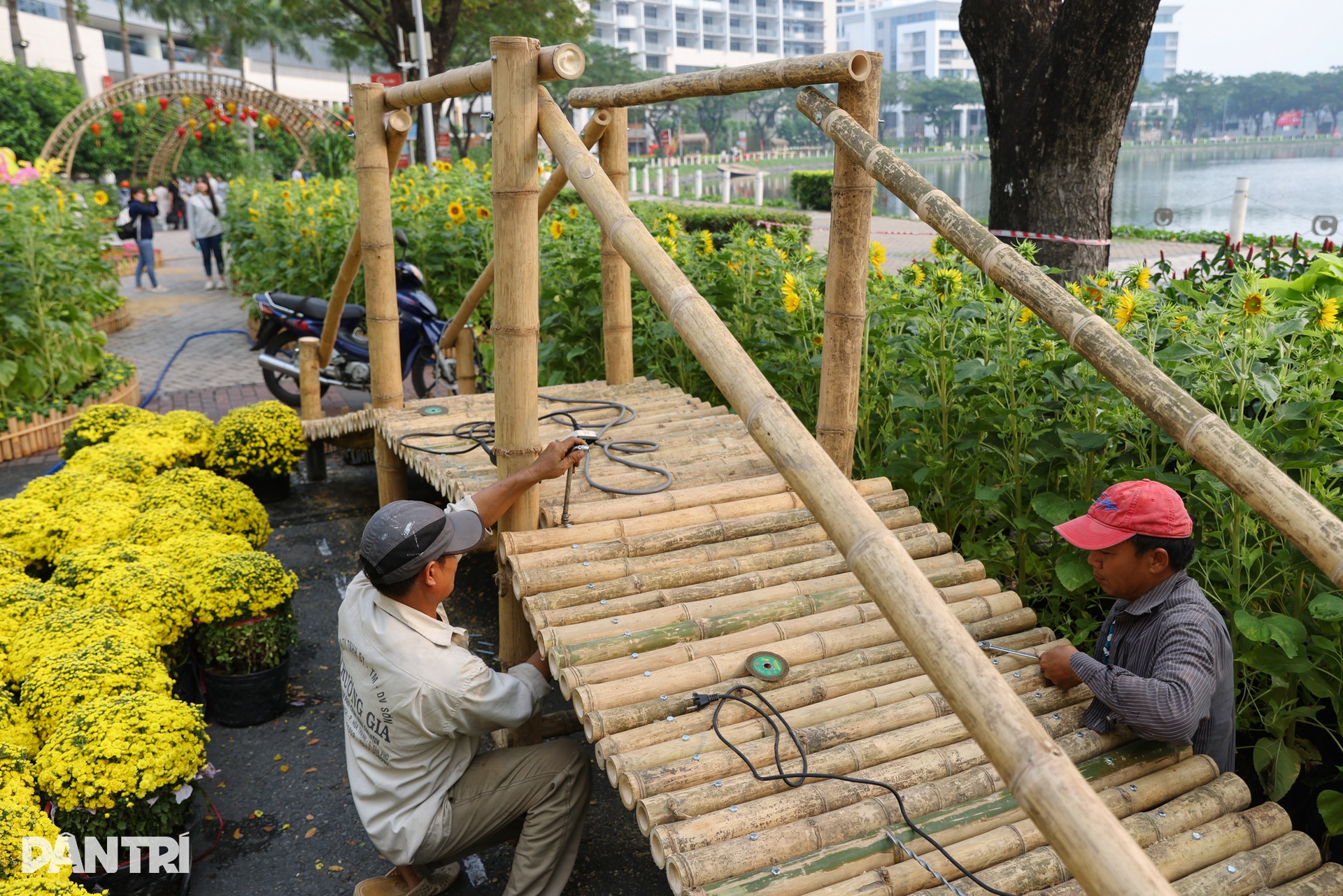 Ngắm linh vật kiểu xếp giấy ở đường hoa xuân khu nhà giàu Phú Mỹ Hưng - 11 Ngắm linh vật kiểu xếp giấy ở đường hoa xuân khu nhà giàu Phú Mỹ Hưng - 11