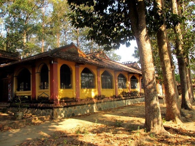 Cảnh bên ngoài đình Phú Lễ.