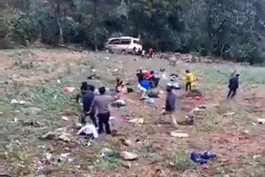 Xe khách lao xuống vực sâu 100m, 1 người tử vong, nhiều người bị thương