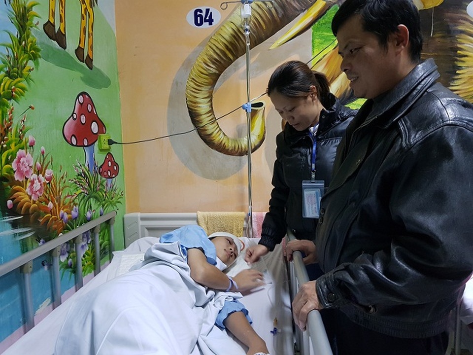 Người cha mù hát rong bật khóc khi con gái được phẫu thuật nhờ sự giúp đỡ của bạn đọc - 4 Người cha mù hát rong bật khóc khi con gái được phẫu thuật nhờ sự giúp đỡ của bạn đọc - 4