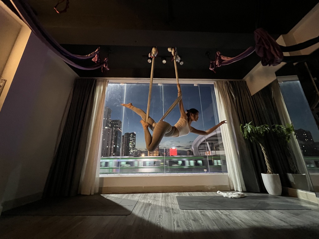 Vượt khủng hoảng tâm lý tuổi đôi mươi bằng yoga bay - 3 Vượt khủng hoảng tâm lý tuổi đôi mươi bằng yoga bay - 3
