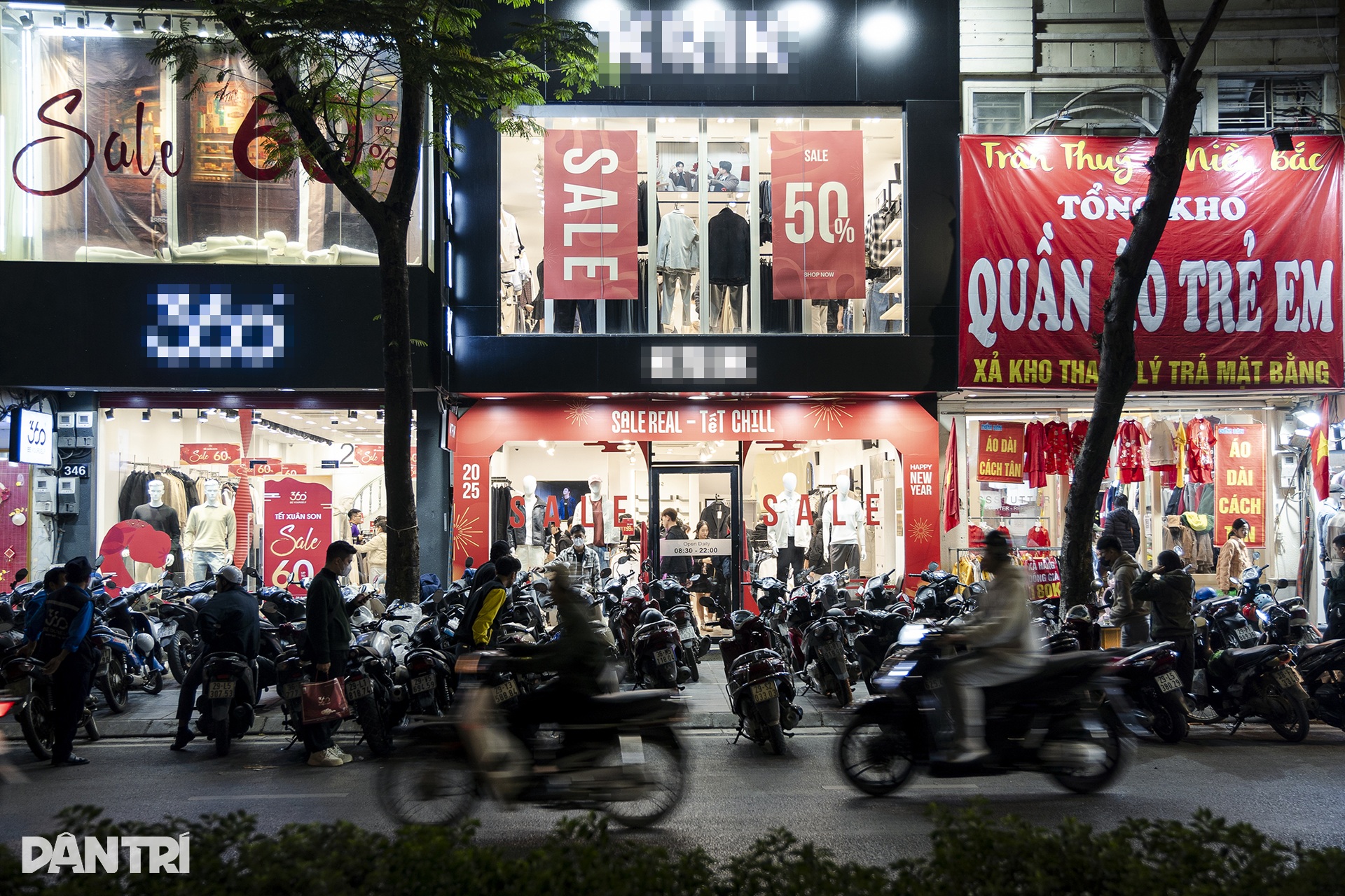Đông kín khách mua sắm tới đêm muộn trên nhiều phố thời trang ở Hà Nội - 11 Đông kín khách mua sắm tới đêm muộn trên nhiều phố thời trang ở Hà Nội - 11