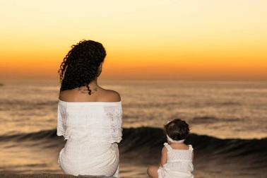 Bộ ảnh cực yêu của bé gái 2 tuổi du lịch qua 30 nước cùng cha mẹ