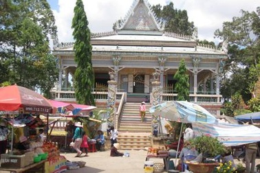 Tái diễn cảnh buôn bán bát nháo tại chùa Chén Kiểu