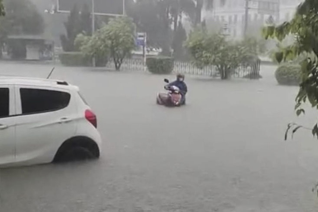 Nhiều khu vực ở Quảng Ninh, Hải Phòng ngập sâu do mưa lớn - 1