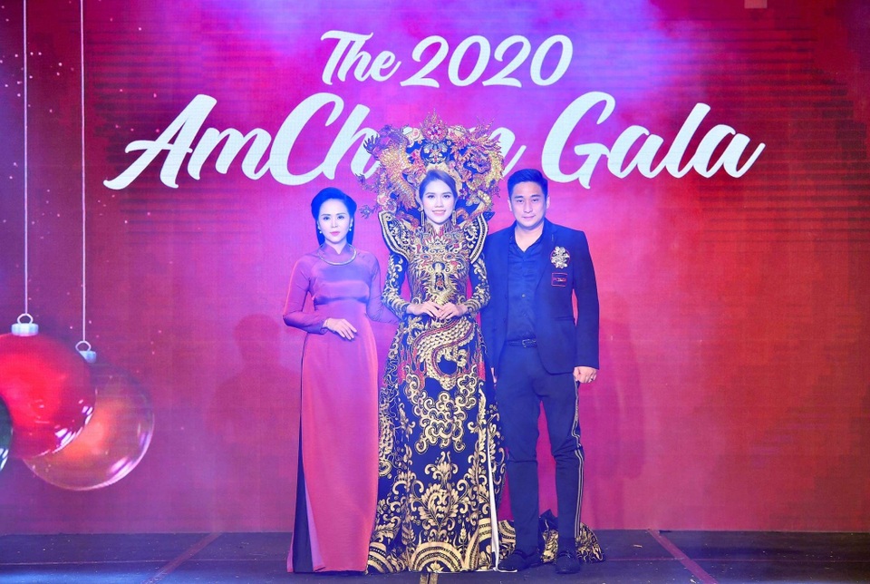 Minh Tiệp làm đạo diễn, bà xã Thùy Dương là vedette - 5 Minh Tiệp làm đạo diễn, bà xã Thùy Dương là vedette - 5
