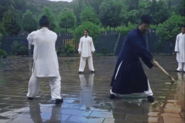 Chưởng môn Võ Đang thi triển công phu "mình đồng da sắt"