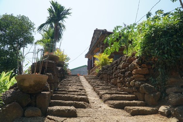 Độc đáo kiến trúc đá ong ở Vạn Tường