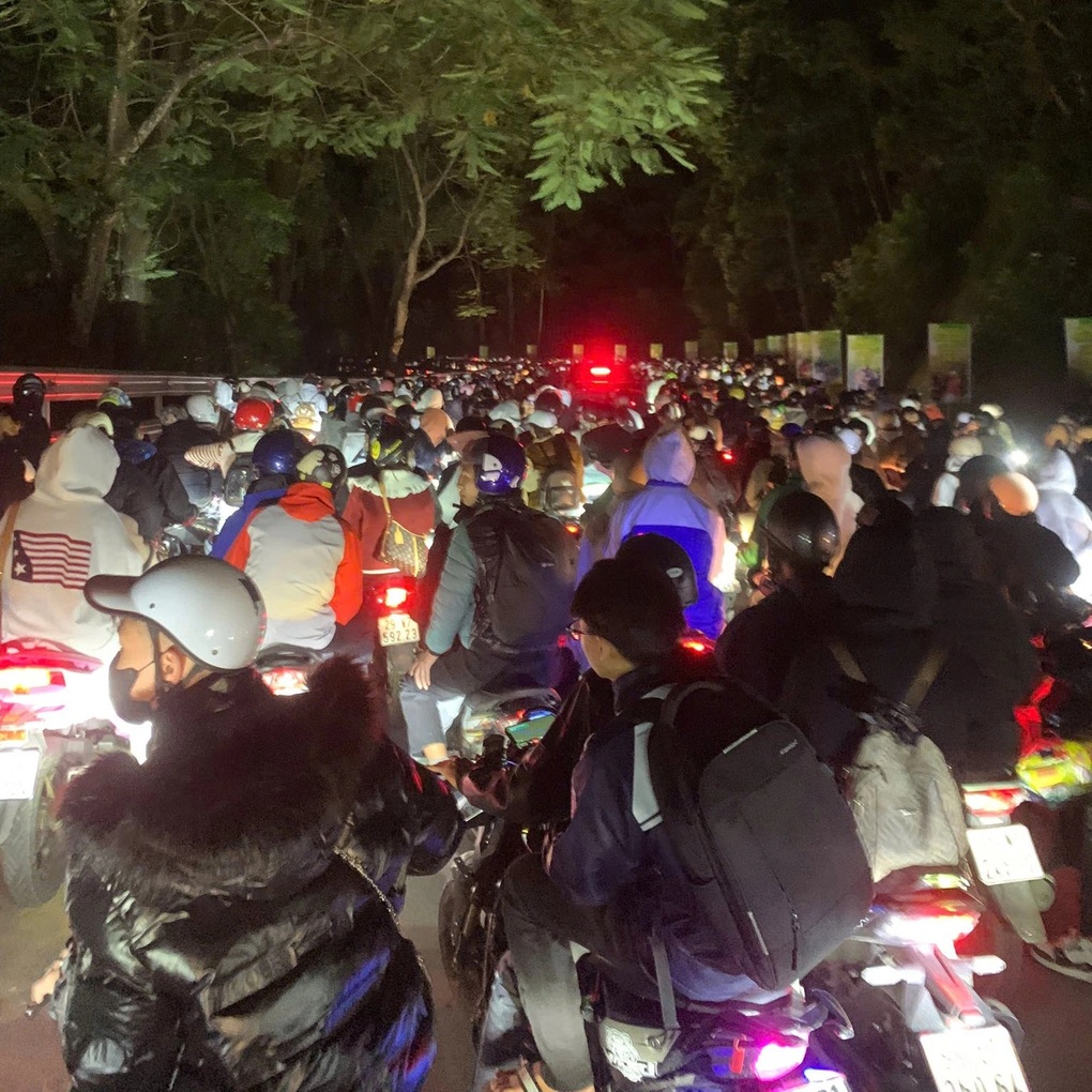 Tắc dài dòng khách xếp hàng mua vé vào Vườn Quốc gia Ba Vì - 1 Tắc dài dòng khách xếp hàng mua vé vào Vườn Quốc gia Ba Vì - 1