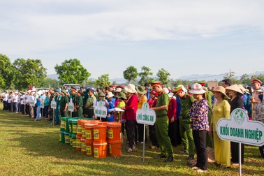 Hơn 1.000 người ra quân dọn vệ sinh hưởng ứng ngày môi trường thế giới