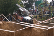 Ô tô "ngửa bụng", tay lái "đằm" trong bùn tại giải đua xe địa hình ở Hà Nội