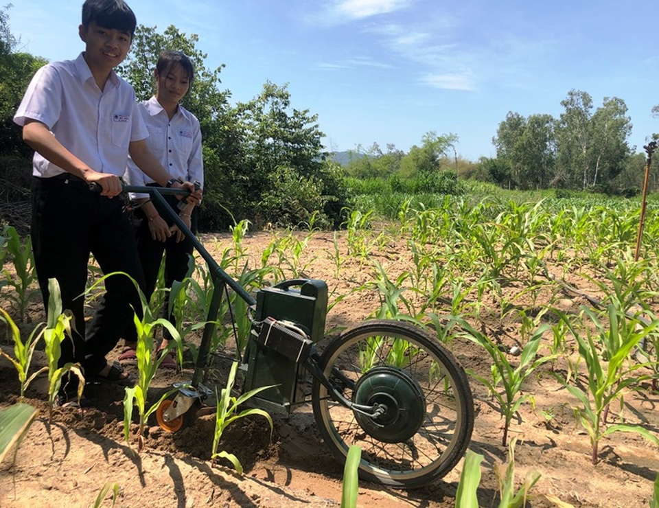 Hai học sinh lớp 9 chế tạo máy cày làm cỏ, bón phân - 1 Hai học sinh lớp 9 chế tạo máy cày làm cỏ, bón phân - 1