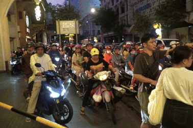 Không khí ở trung tâm TPHCM trước giờ bắn pháo hoa