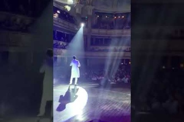 Ngọc Sơn trẻ trung nhảy cực sung trên sân khấu