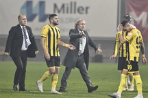 Bóng đá Thổ Nhĩ Kỳ bê bối: Chủ tịch CLB ra lệnh cho cả đội... rời sân