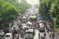 Hàng loạt lô cốt nằm giữa đường gom đại lộ Thăng Long gây ùn tắc