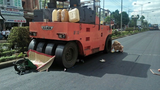 Gia Lai: Nữ công nhân tử vong dưới bánh xe lu - Ảnh 1.