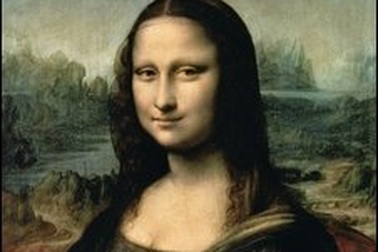 Nàng Mona Lisa vẫn… mỉm cười khi bị ném cốc