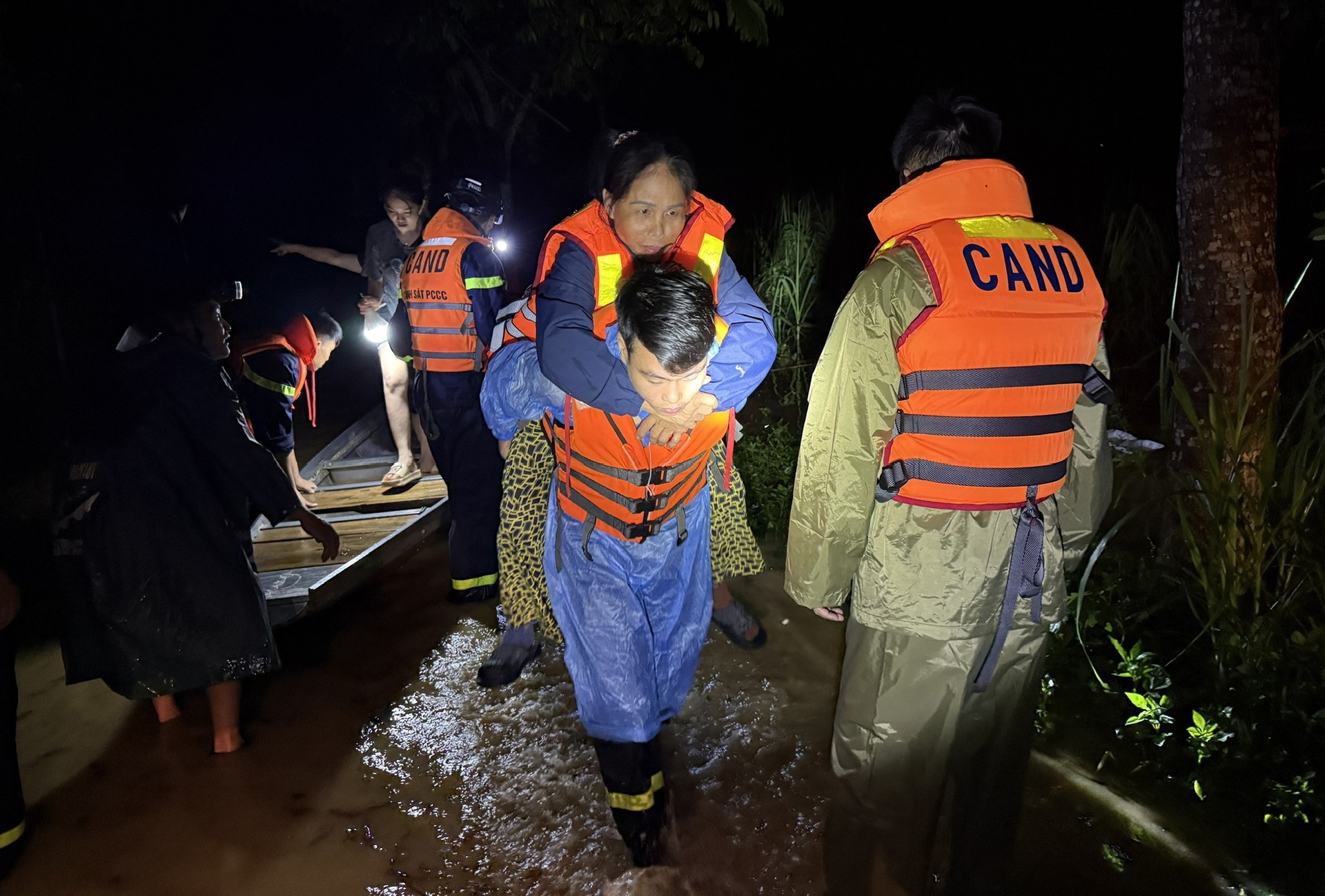 Quân đội và công an sát cánh cùng nhân dân trong cơn lũ lịch sử - 3 Quân đội và công an sát cánh cùng nhân dân trong cơn lũ lịch sử - 3