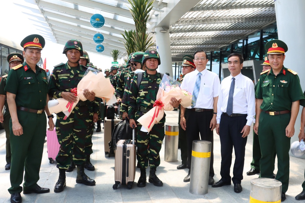 Đón đoàn quân nhân Lào sang Việt Nam tham gia diễu binh, diễu hành dịp 30/4 - 1 Đón đoàn quân nhân Lào sang Việt Nam tham gia diễu binh, diễu hành dịp 30/4 - 1