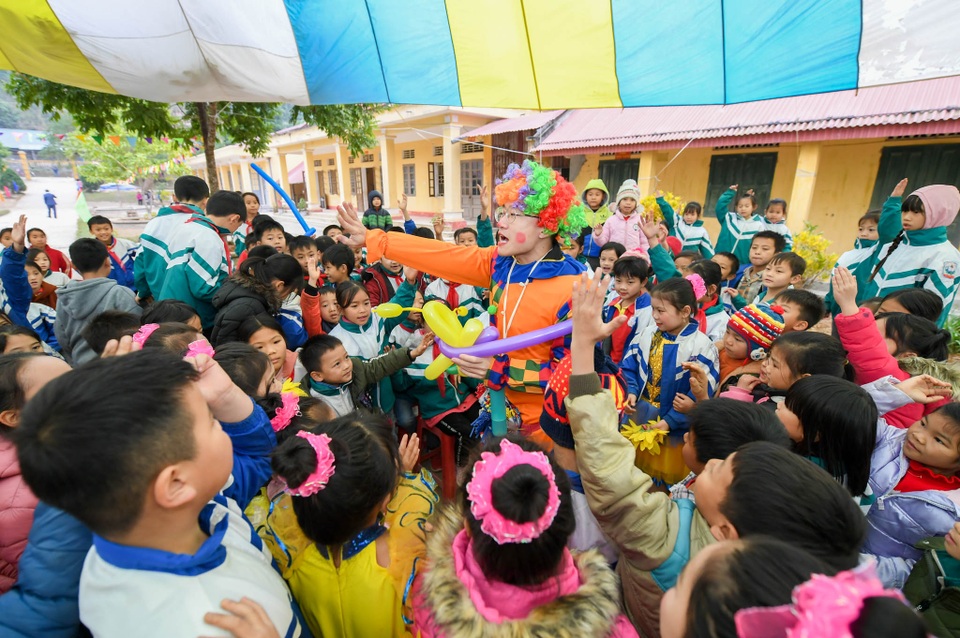 Khánh thành Phòng học Dân trí: Thầy trò hết cảnh vừa dạy, vừa lo lớp sập - 15 Khánh thành Phòng học Dân trí: Thầy trò hết cảnh vừa dạy, vừa lo lớp sập - 15