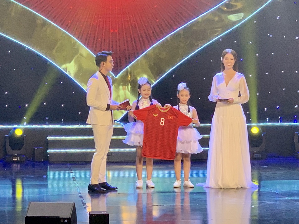 Áo đấu của U22 Việt Nam được đấu giá gây quỹ cho chương trình Trái tim cho em - 6