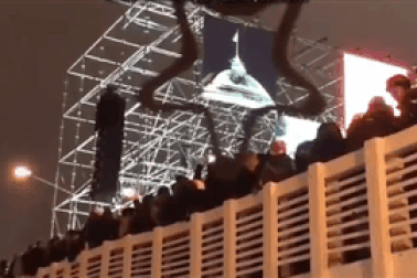 Khoảnh khắc cầu bất ngờ đổ sập trong lễ đón năm mới ở Nga