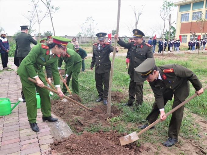 Các đơn vị lực lượng vũ trang huyện Kiến Xương tham gia trồng cây dịp Xuân Quý Mão 2023