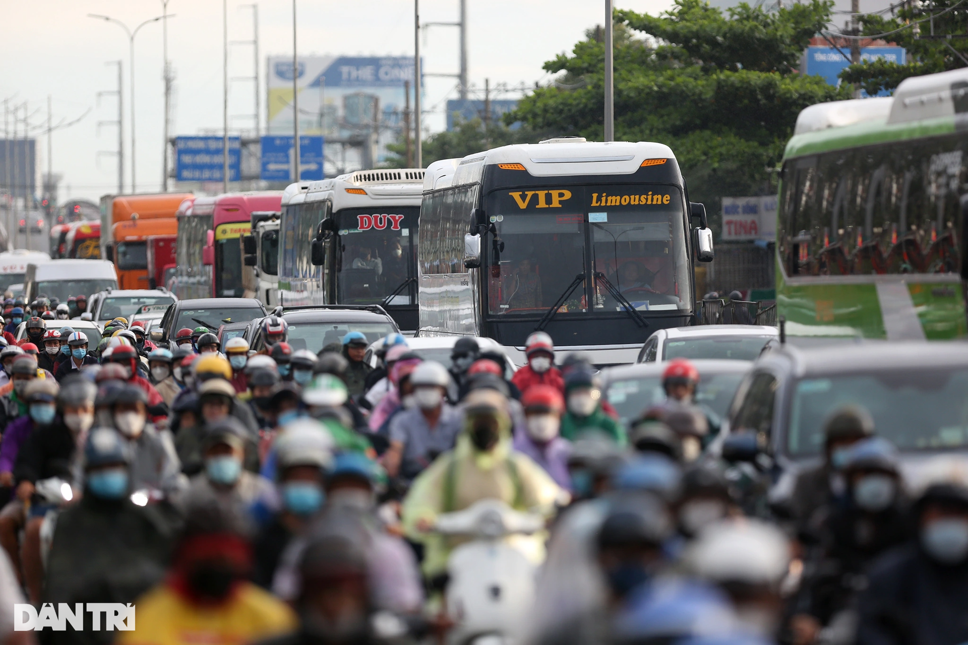 Biển người đội mưa trở lại TPHCM - 2 Biển người đội mưa trở lại TPHCM - 2