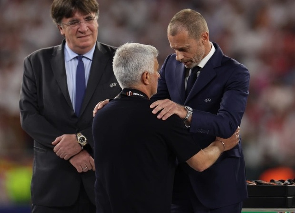 Thua trận cay đắng, HLV Mourinho ném huy chương lên khán đài - 2 Thua trận cay đắng, HLV Mourinho ném huy chương lên khán đài - 2