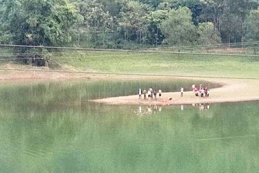 Kéo dây cáp qua hồ, người đàn ông bị đuối nước tử vong