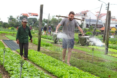 Khách Tây trải nghiệm tưới nước, trồng cây ở làng rau hơn 500 tuổi