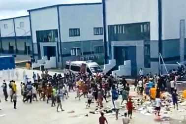 Chấn chỉnh tình trạng F0 chen lấn lấy đồ ăn ở bệnh viện dã chiến