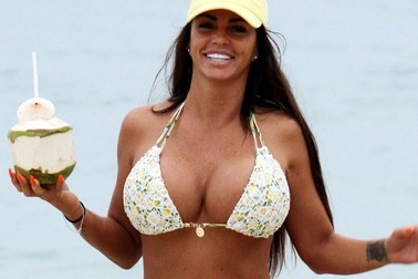 Sau tuyên bố phá sản, Katie Price bán quần áo cũ trên mạng