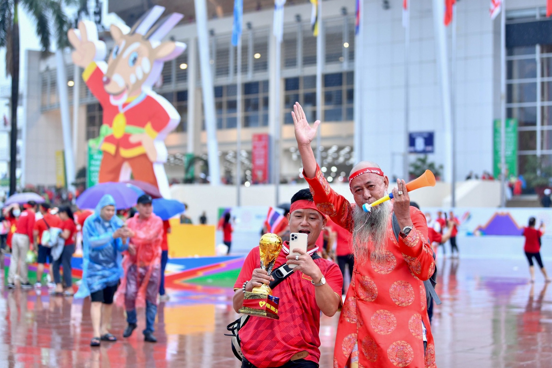 Người hâm mộ đội mưa múa lân, bưng mâm lễ hết mình cổ vũ tuyển U23 Việt Nam - 7