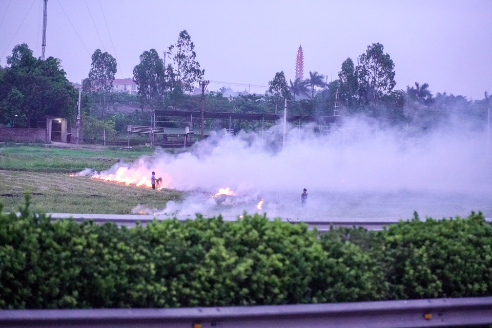 Khói mù mịt trên cao tốc Hà Nội - Ninh Bình - 2 Khói mù mịt trên cao tốc Hà Nội - Ninh Bình - 2
