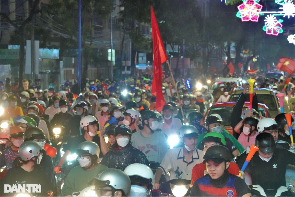 Người hâm mộ nhuộm đỏ mọi nẻo đường mừng Việt Nam vô địch - 24 Người hâm mộ nhuộm đỏ mọi nẻo đường mừng Việt Nam vô địch - 24