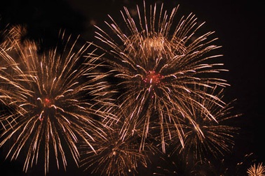 Tỉnh Bình Dương hoãn bắn pháo hoa do mưa lớn 