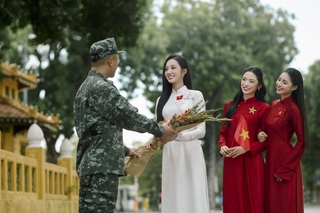 Thiếu úy cảnh vệ sánh vai cùng với top 3 Hoa hậu Việt Nam - 3