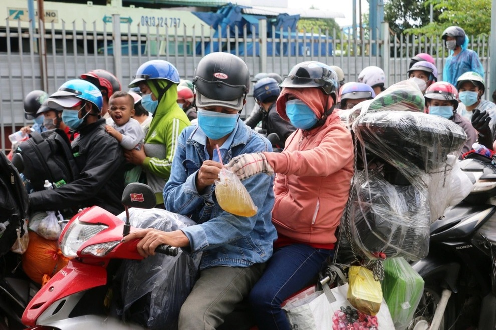 Xót cảnh sa cơ chóng vánh của những người nghèo vội vã về quê tránh dịch - 1 Xót cảnh sa cơ chóng vánh của những người nghèo vội vã về quê tránh dịch - 1