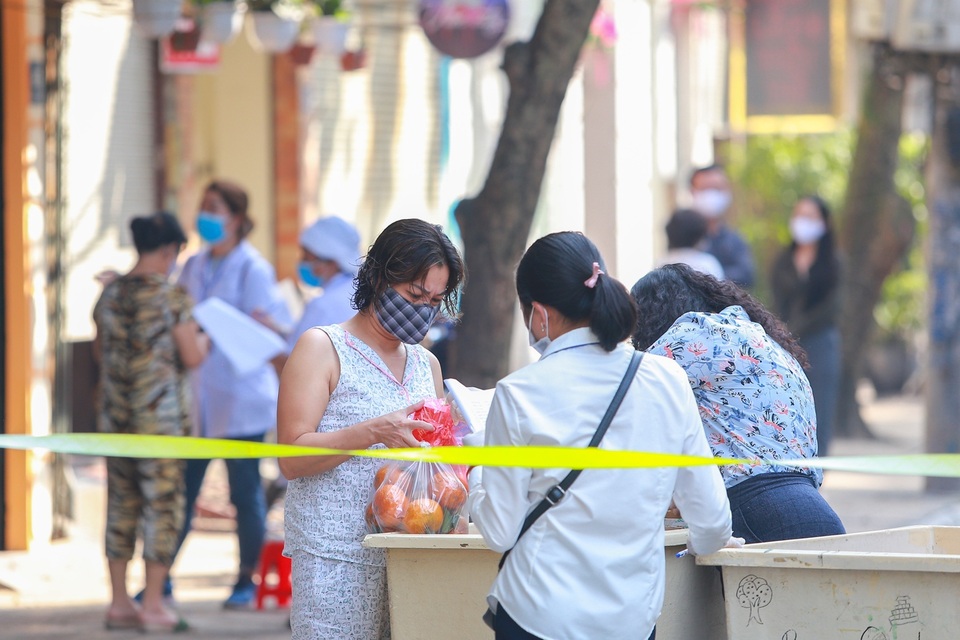 Người dân phố Trúc Bạch bị cách ly được tiếp nhu yếu phẩm như thế nào? - 3 Người dân phố Trúc Bạch bị cách ly được tiếp nhu yếu phẩm như thế nào? - 3