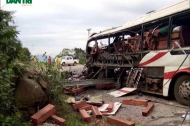 Nổ xe khách ở Lào, 8 người Việt chết thảm.