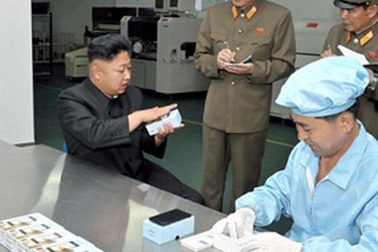 Lãnh đạo Triều Tiên thăm nhà máy sản xuất điện thoại thông minh 